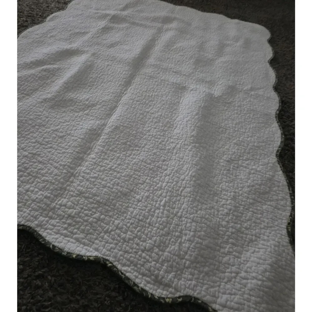 Vintage Cathedral Window Lap Quilt Scalloped Edge 58 X 45